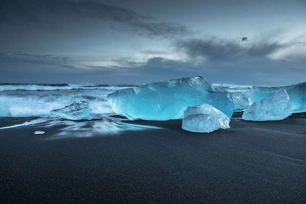 Icebergs na praia de diamantes na Islândia