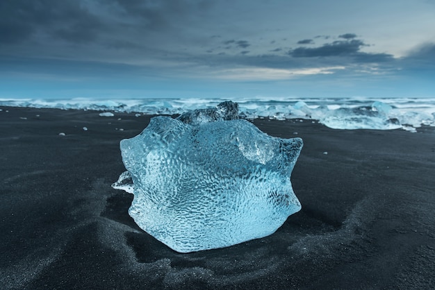 Icebergs na praia de diamantes na Islândia