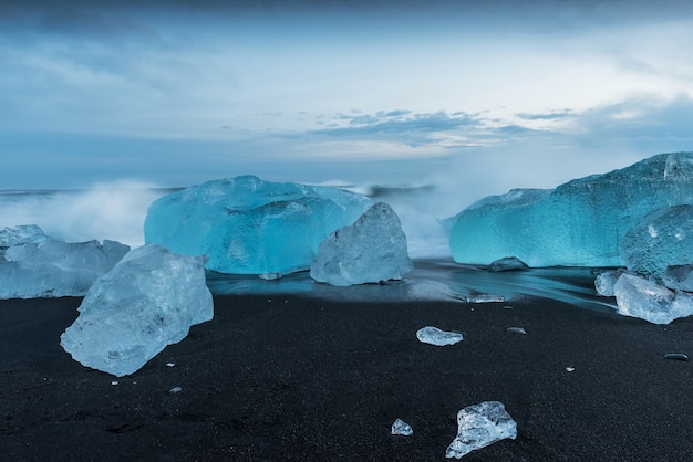 Icebergs na praia de diamantes na Islândia