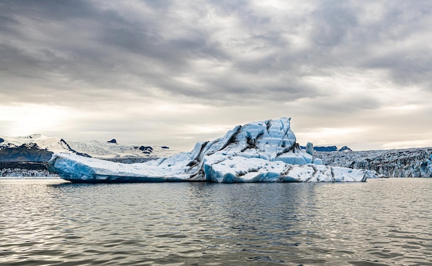 Icebergs no Jokulsarlon Glacier Lagoon Islândia