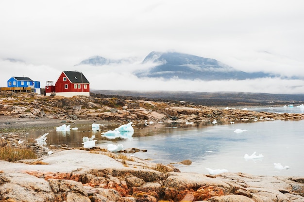 Icebergs en la orilla del océano Atlántico, Saqqaq village, Groenlandia occidental