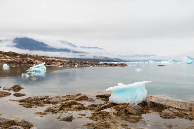 Icebergs en la orilla del océano Atlántico, Saqqaq village, Groenlandia occidental