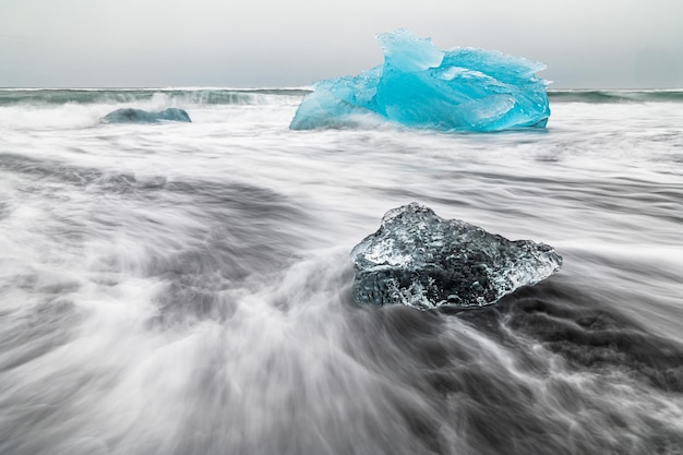 Icebergs provenientes de Vatnajokull ubicado en Diamond Beach cerca de Jokulsarlon en el sur de Islandia