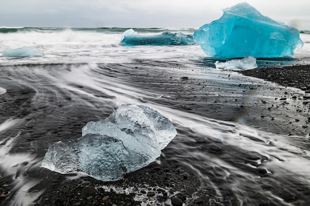 Icebergs provenientes de Vatnajokull ubicado en Diamond Beach cerca de Jokulsarlon en el sur de Islandia