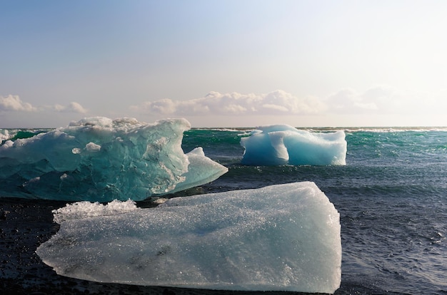 Icebergs tumbados en la playa Diamond en la laguna glaciar de Jokulsarlon Islandia