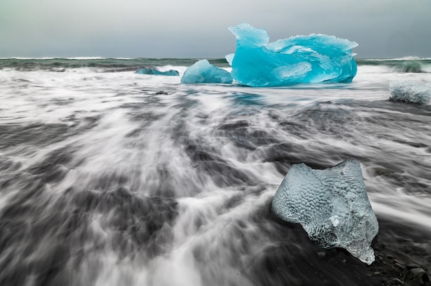 Icebergs vindos de Vatnajokull, localizados na Diamond Beach, perto de Jokulsarlon, no sul da Islândia