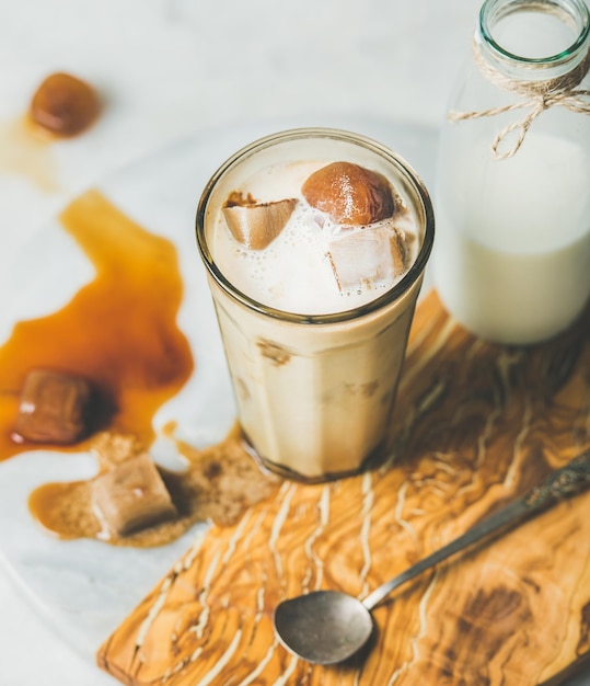 Iced Caramel Latte Coffee Cocktail mit milchgefrorenen Kaffeewürfeln