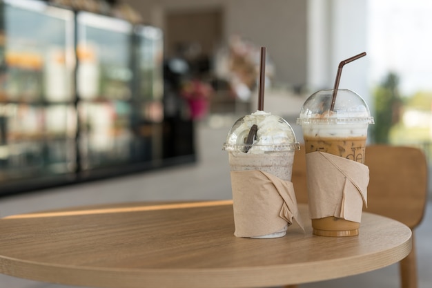 Iced Chocolate und Eiskaffee mit Schlagsahne im Café