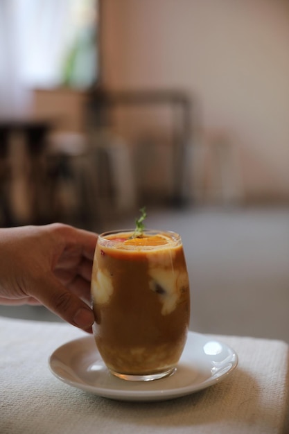 Foto iced coffee latte con mezcla de naranja en primer plano