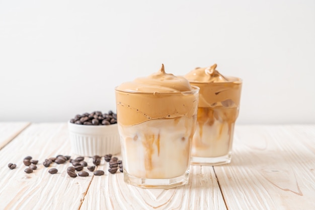 Iced Dalgona Coffee, um café batido cremoso e fofo da moda