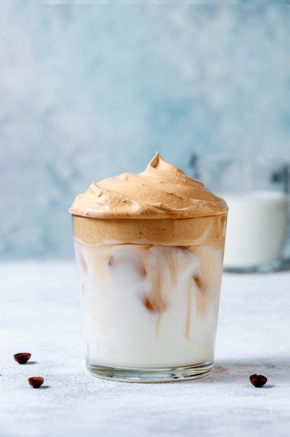 Iced Dalgona Kaffee. Trendy cremiger geschlagener Kaffee. Südkoreanisches kaltes Sommergetränk