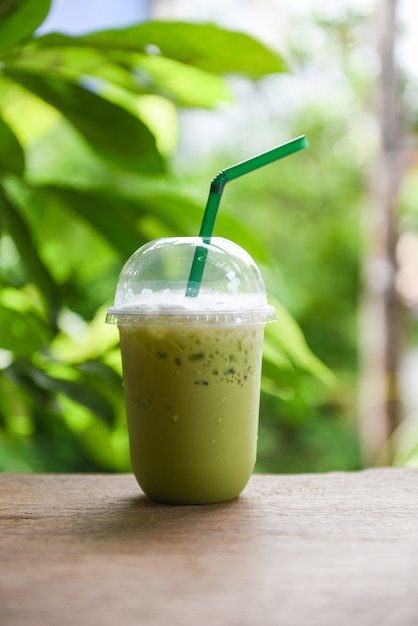 Iced Drinks Grüntee-Smoothie - Matcha-Grüntee mit Milch auf Plastikglas