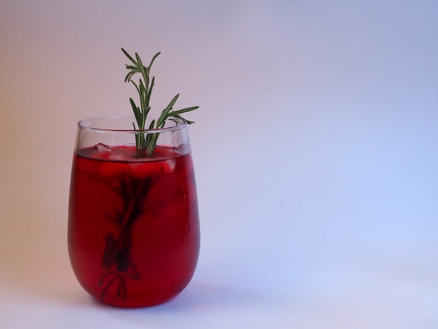 Iced Hibiscus Tea oder rotes kaltes Fruchtgetränk