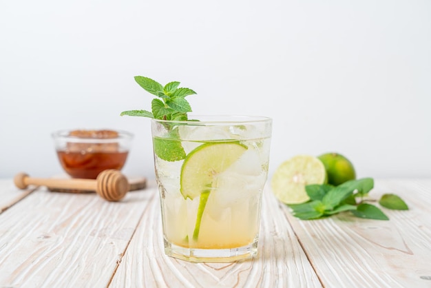 Iced Honey and Lime Soda mit Minze - Erfrischungsgetränk