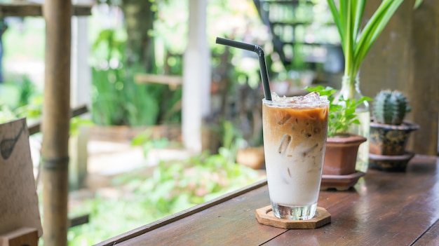 Iced Latte auf einem Holztisch in einem Café