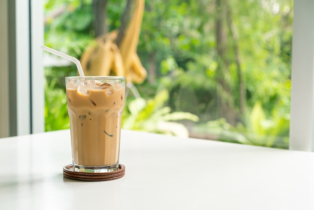 Iced Latte Kaffeeglas auf dem Tisch im Café Café?