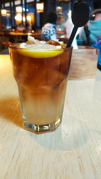 Iced Lemon Tea sehr frisch auf dem Tisch serviert