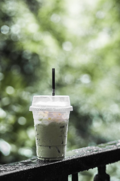 Iced Matcha grüner Tee Latte im Café