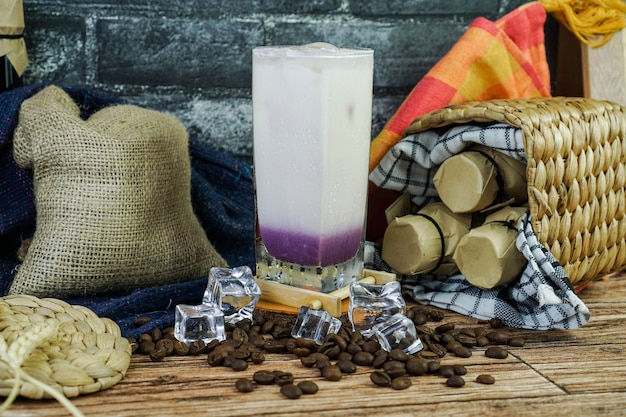 Iced Milkshake Taro es una combinación de taro en polvo, leche, té elaborado, hielo y crema. el sabor es dulzor, suave, cremoso, por lo que es una bebida perfecta en el área tropical