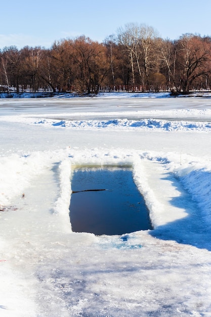 Icehole na lagoa congelada