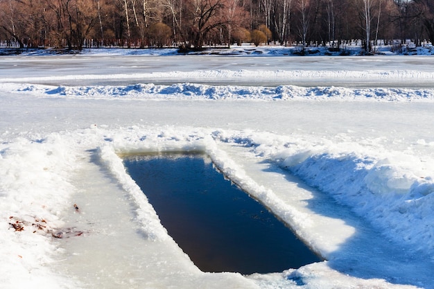 Icehole no lago congelado