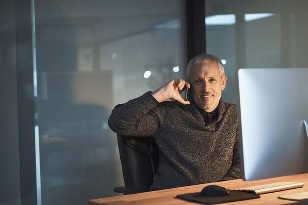 Ich arbeite heute Abend spät Zugeschnittenes Porträt eines reifen Geschäftsmanns, der spät im Büro arbeitet