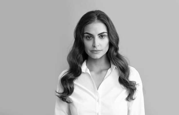 Ich bin eine Frau Frauenporträt grauer Hintergrund Karriere Mädchen Gesicht Business-Profi