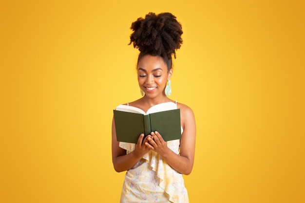 Ich bin froh, dass eine schlaue, hübsche, schwarze Frau des Jahrtausends alleine ein Buch liest.