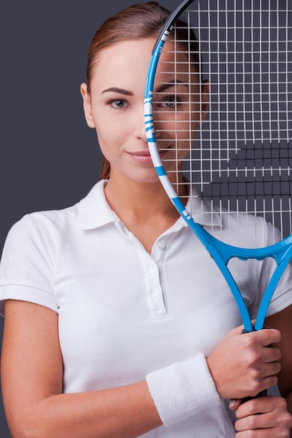 Ich bin im Spiel. Schöne junge Frauen in Sportkleidung mit Tennisschläger