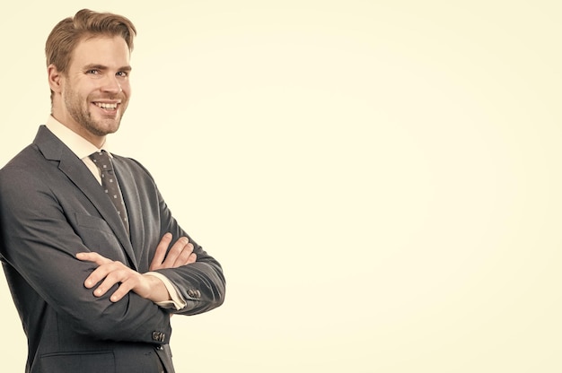 Ich bin professionell Selbstbewusster Mitarbeiter im Anzug Glücklicher Kerl lächelt und hält die Arme gekreuzt Professioneller Mann