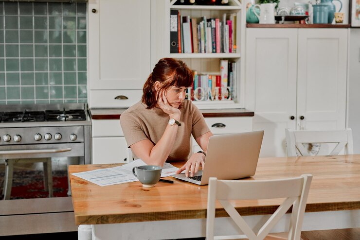 Foto ich habe so viele rechnungen zu bezahlen aufnahme einer frau, die zu hause mit papierkram und ihrem laptop sitzt