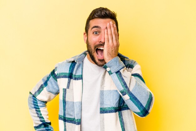 Ich habe Spaß dabei, das halbe Gesicht mit der Handfläche zu bedecken.