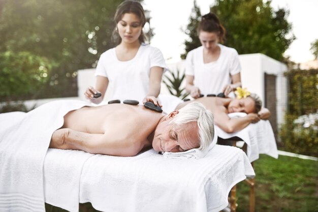 Ich hoffe, diese Massage endet nie. Aufnahme eines Paares mittleren Alters, das sich tagsüber gemeinsam in einem Spa eine entspannende Massage gönnt