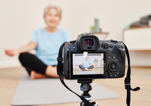 Ich kann dir ein oder zwei Dinge über Yoga beibringen. Aufnahme einer älteren Frau, die sich beim Yoga aufzeichnet.