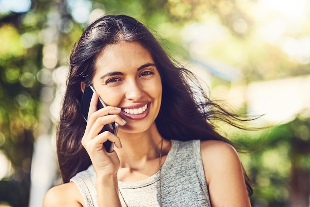 Ich kann ohne meine Verbindungen nicht überleben Porträt einer attraktiven jungen Frau, die im Freien auf einem Mobiltelefon spricht