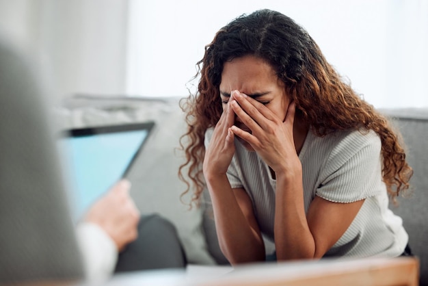 Ich kann so nicht weitermachen Aufnahme einer attraktiven jungen Frau, die während ihres Gesprächs mit ihrem Psychologen sitzt und sich gestresst fühlt