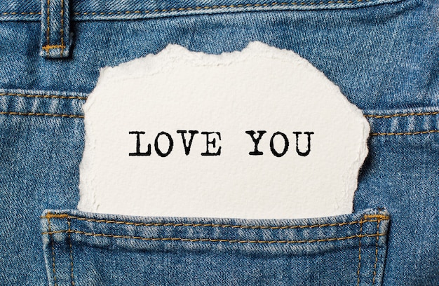 Ich liebe dich auf zerrissenem Papierhintergrund auf Jeansliebe und Valentinsgrußkonzept