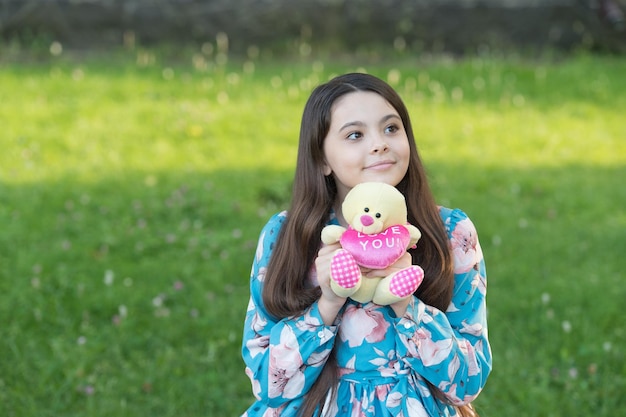 Ich liebe dich Glückliches Kind Kuschel-Teddybär im Freien Valentinstagsgeschenk Valentinstag Spiele und Spielzeug für die Kindheit Sommerurlaub Herz Sympathie und Liebe Liebe und Fürsorge Ich liebe dich immer in meinem Herzen