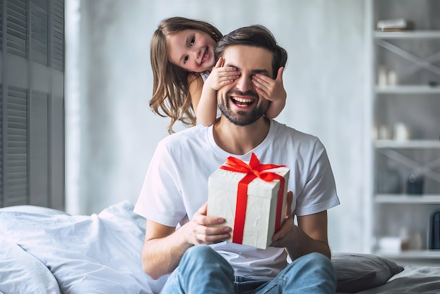 Ich liebe dich, Papa. Hübscher junger Mann zu Hause mit seinem kleinen süßen Mädchen. Alles Gute zum Vatertag