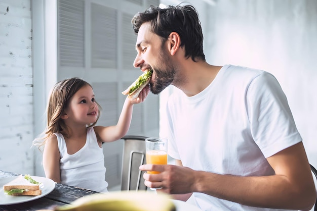 Ich liebe dich, Papa. Hübscher junger Mann zu Hause mit seinem kleinen süßen Mädchen. Alles Gute zum Vatertag