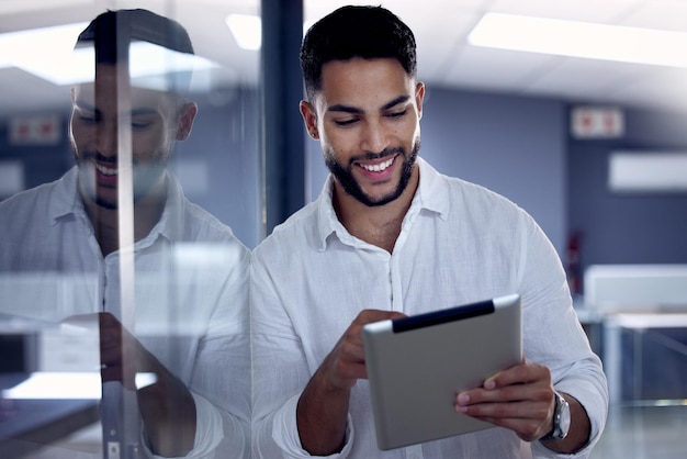 Ich liebe es, gute Nachrichten bei der Arbeit zu bekommen Aufnahme eines jungen Geschäftsmannes, der sein digitales Tablet bei der Arbeit verwendet