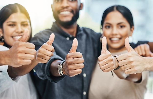 Ich liebe es, mit meinem Team zu arbeiten Aufnahme einer Gruppe von Geschäftsleuten, die gemeinsam den Daumen nach oben zeigen