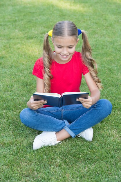 Ich liebe es zu lesen Glücklicher Leser Sommer im Freien Kleines Kind las Buch auf grünem Gras Sommerleseliste Fantasie und Fiktion Literatur und Poesie Kind, das liest Lets read