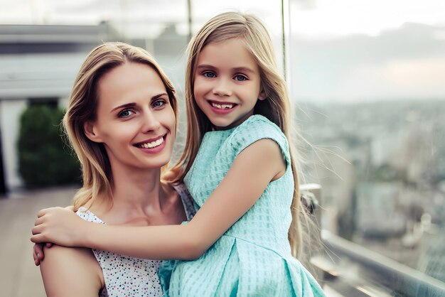 Foto ich liebe meine mutter attraktive junge frau mit einem kleinen süßen mädchen verbringen zeit zusammen zu hause glückliches familienkonzept muttertag