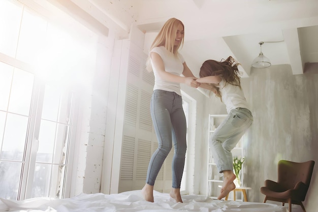 Ich liebe meine Mutter attraktive junge Frau mit einem kleinen süßen Mädchen verbringen Zeit zusammen zu Hause glückliches Familienkonzept Muttertag