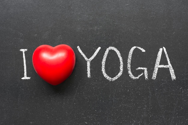 Ich liebe Yoga-Phrase handgeschrieben auf Tafel mit Herzsymbol