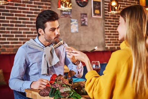 Ich muss ihren Mann im blauen Hemd füttern, der mit ihrer Freundin isst und spricht