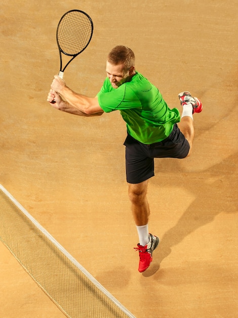 Ich rette diesen Ball jetzt Spieler-Longe-Spiel der Verteidigung Der eine kaukasische fitte Mann, der Tennis spielt