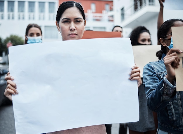 Ich stehe zu meinen Überzeugungen Aufnahme einer jungen Frau, die gegen einen Covid-Impfmarsch protestiert