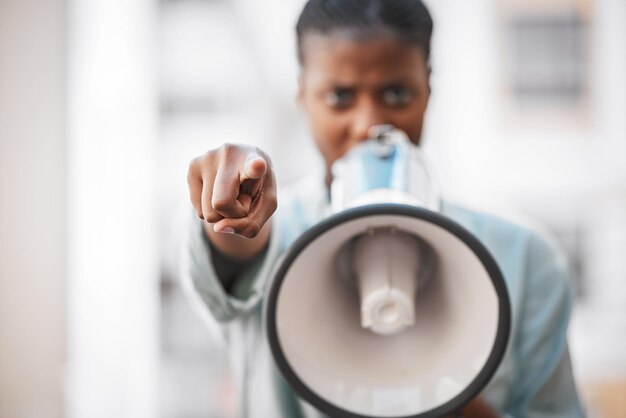 Ich werde nicht schweigen. Aufnahme einer jungen Frau, die in einen Lautsprecher schreit, während sie in der Stadt protestiert.